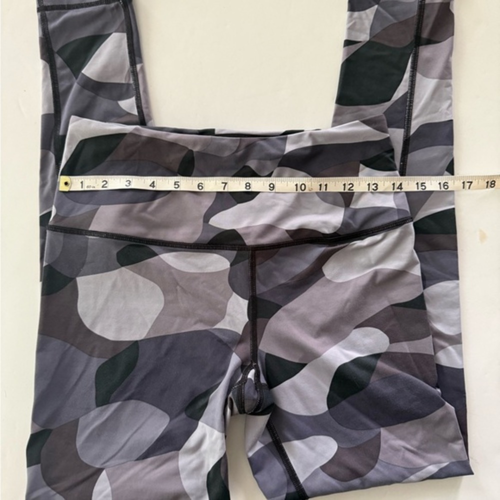VICTORIAS SECRET KNOCKOUT GREY & BLACK CAMO LEGGINGS SIZE MEDIUM